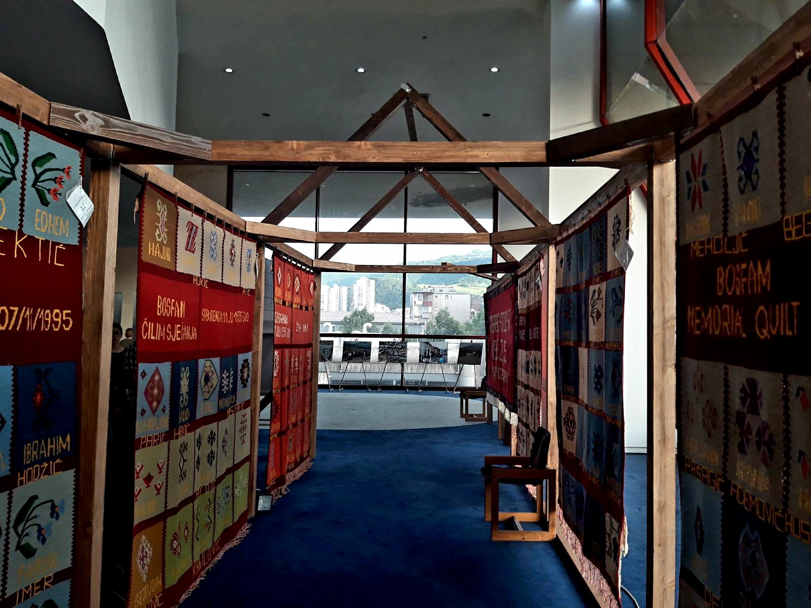 U Zenici otvorena izložba  “Ćilimi sjećanja”  kao dio zvaničnog obilježavanja 27. godišnjice stradanja u Srebrenici